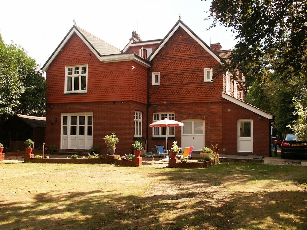 Gatwick Turret Guest House 3/45