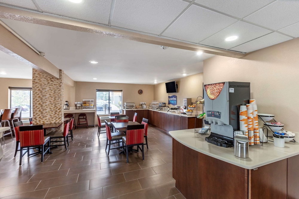 Clarion Pointe Racine - Mount Pleasant 24/36