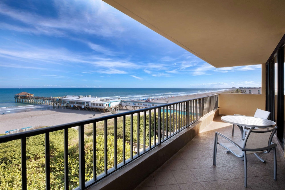 La Quinta Inn & Suites by Wyndham Cocoa Beach Oceanfront in COCOA BEACH - FL