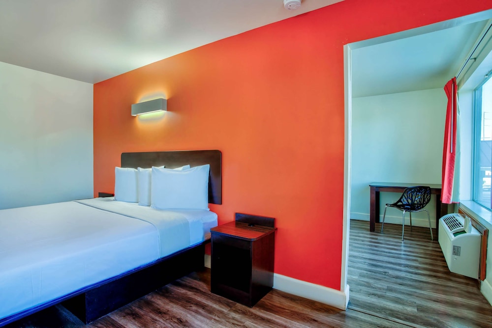 Motel6 Hesperia, CA - West Main Street - I-15 22/60