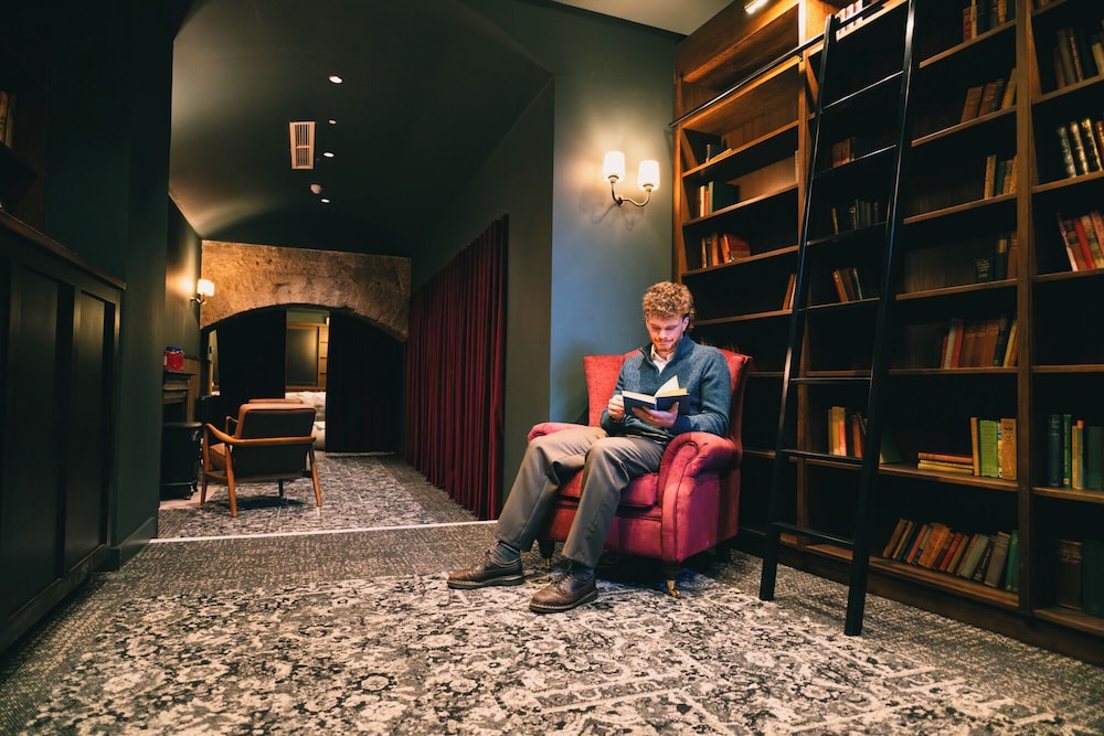 CoDE Pod Hostels THE CoURT 44/49