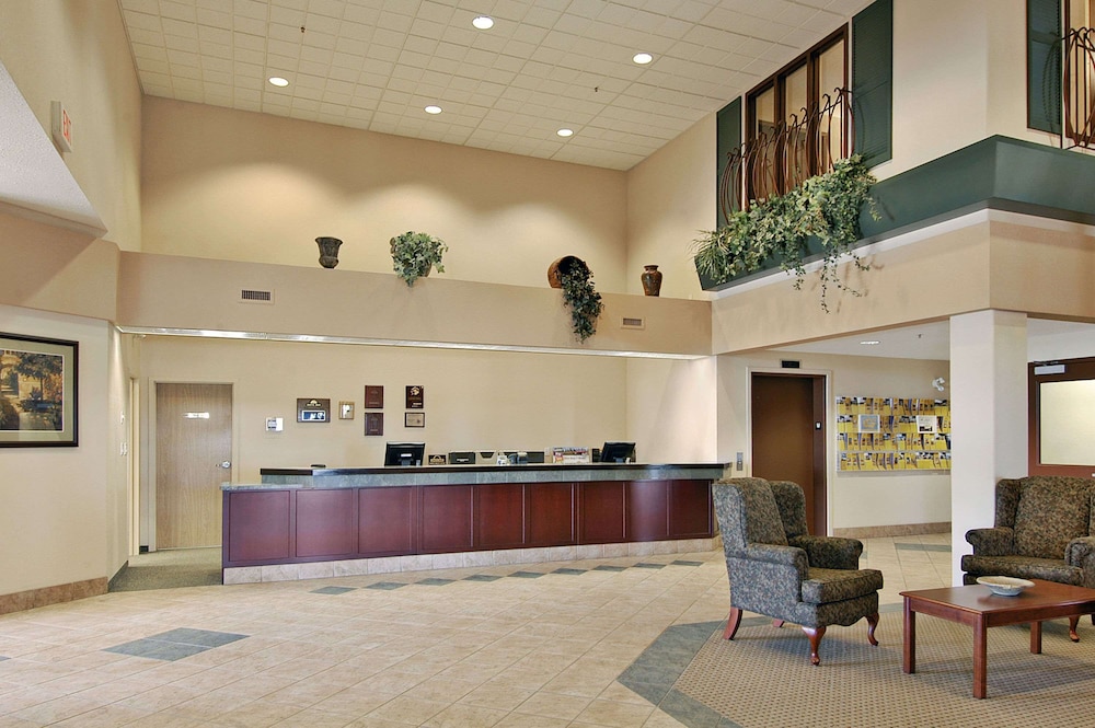 Days Inn & Suites by Wyndham Winkler 9/43