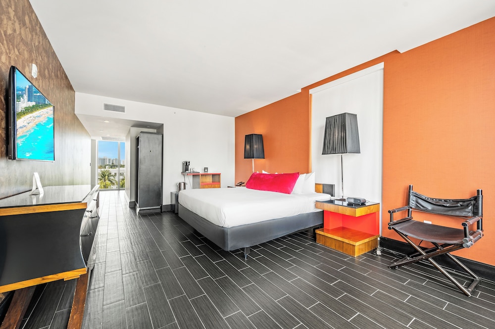 SUITE, KING BED, BALCONY, ACCESSIBLE