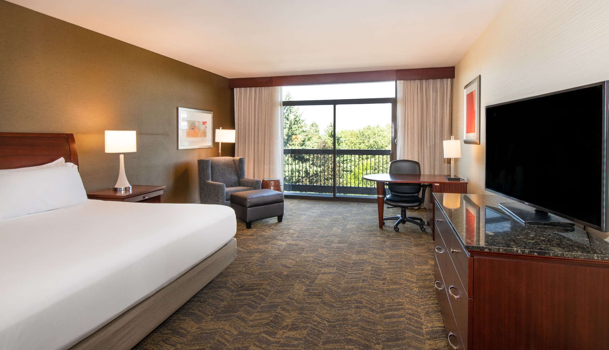 Suite, King Bed, City View