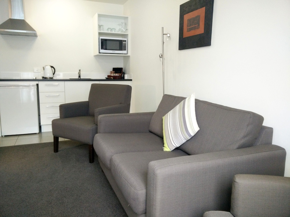 Airport Palms Motel 36/69