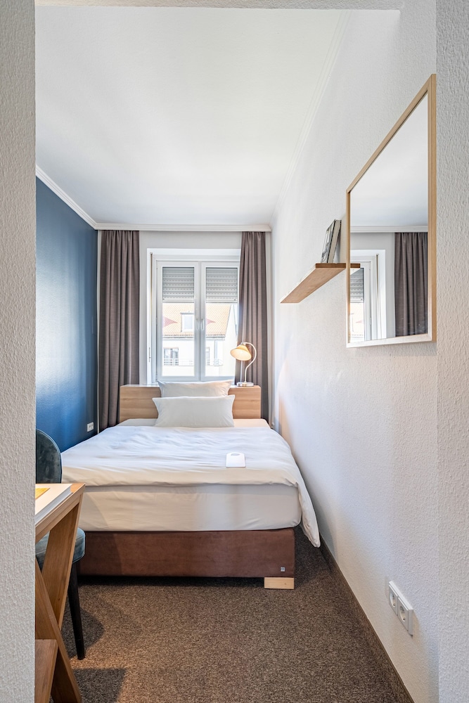 ROOM, SINGLE