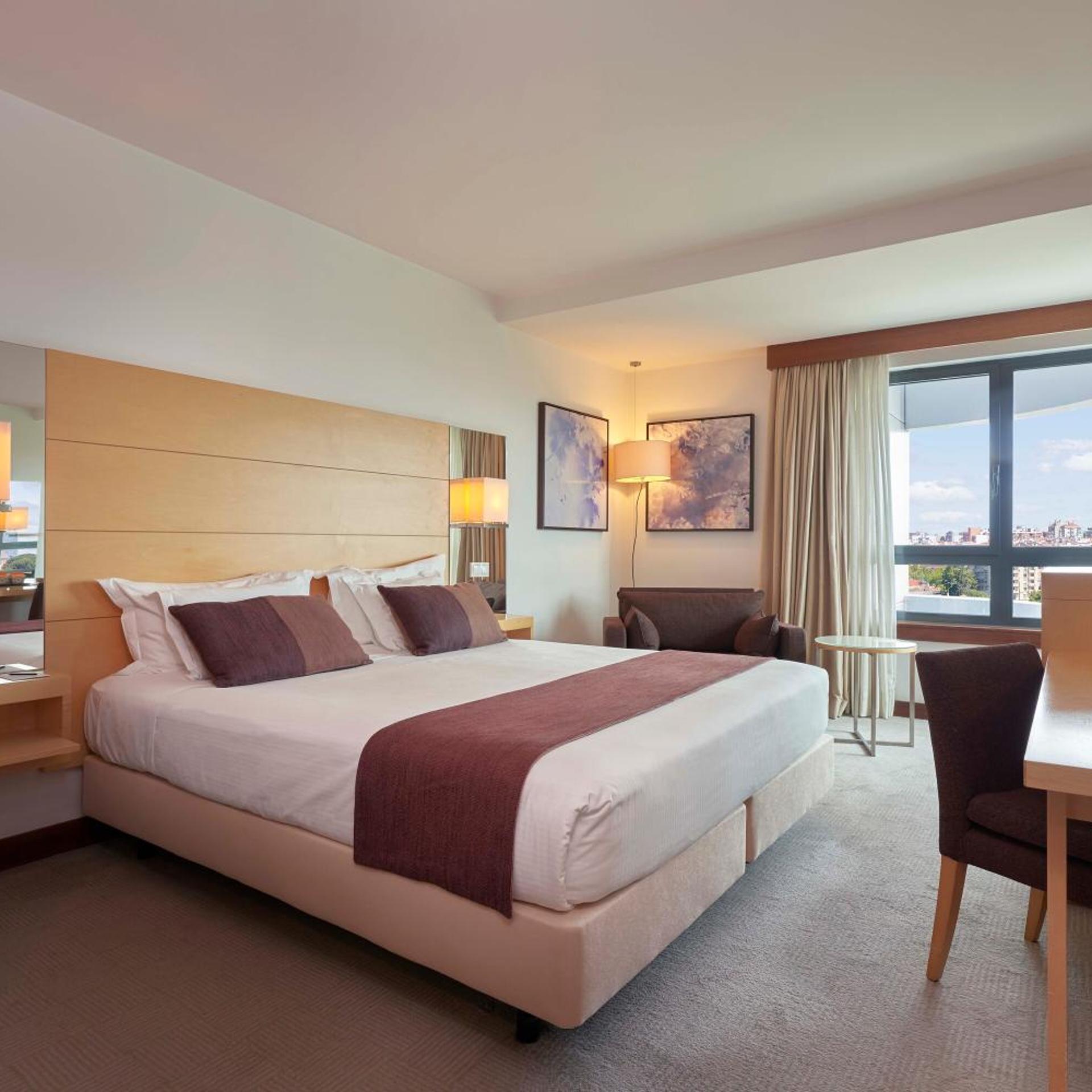 ROOM, DOUBLE OR TWIN BED
