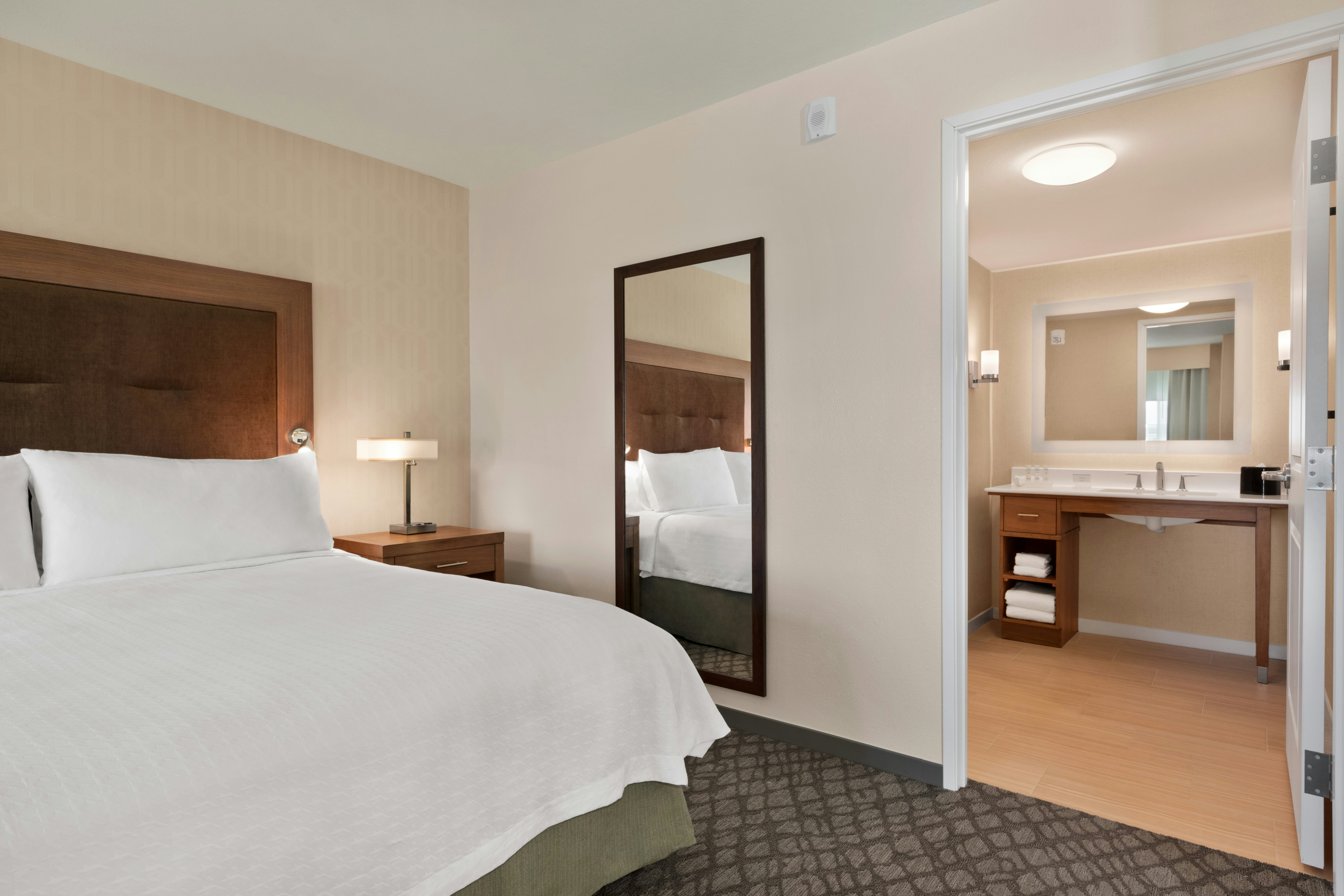 STUDIO, KING BED, ACCESSIBLE