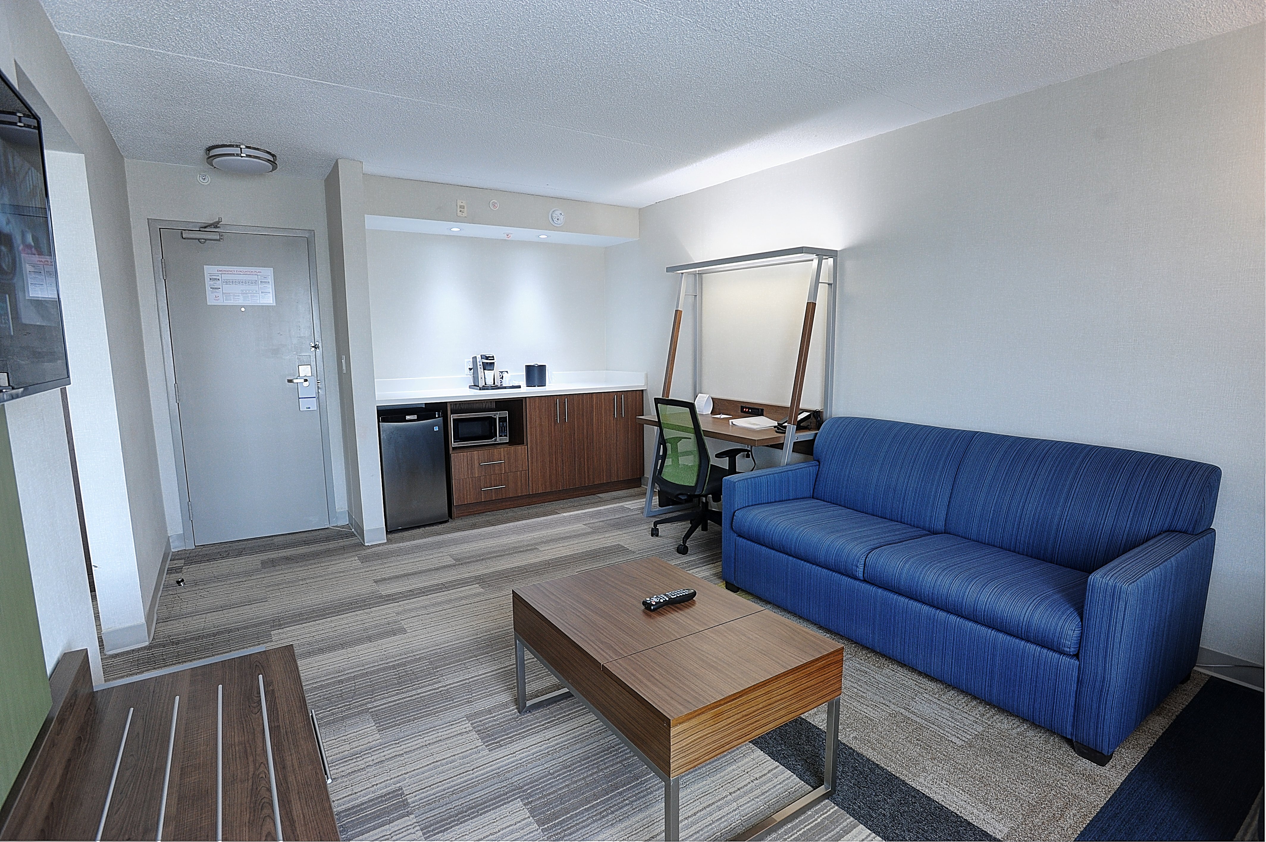 Holiday Inn Express Suites Toronto Airport West 37/55