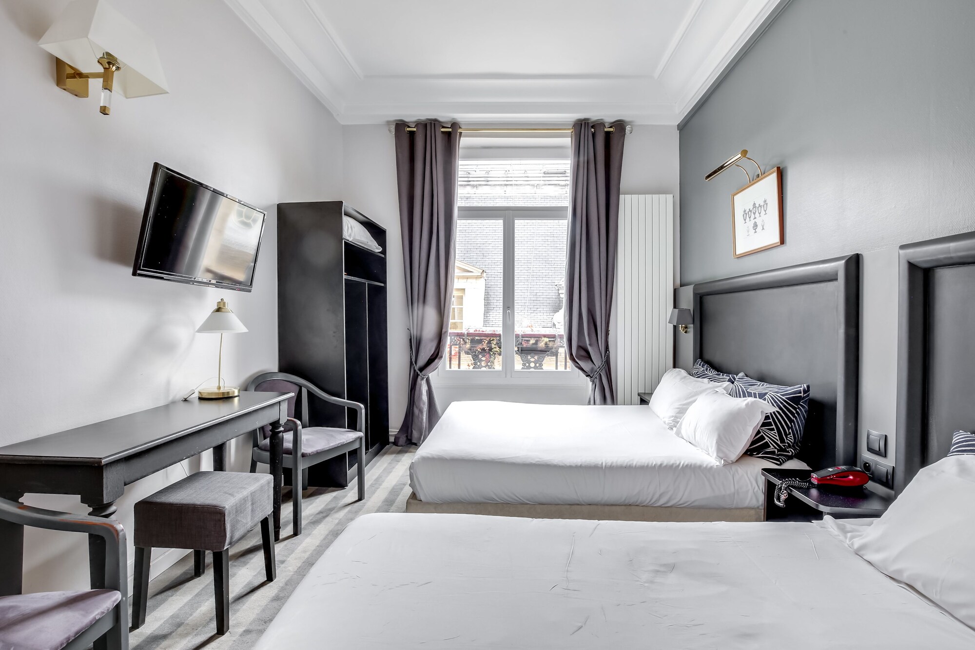 ROOM, TRIPLE, MULTIPLE BEDS