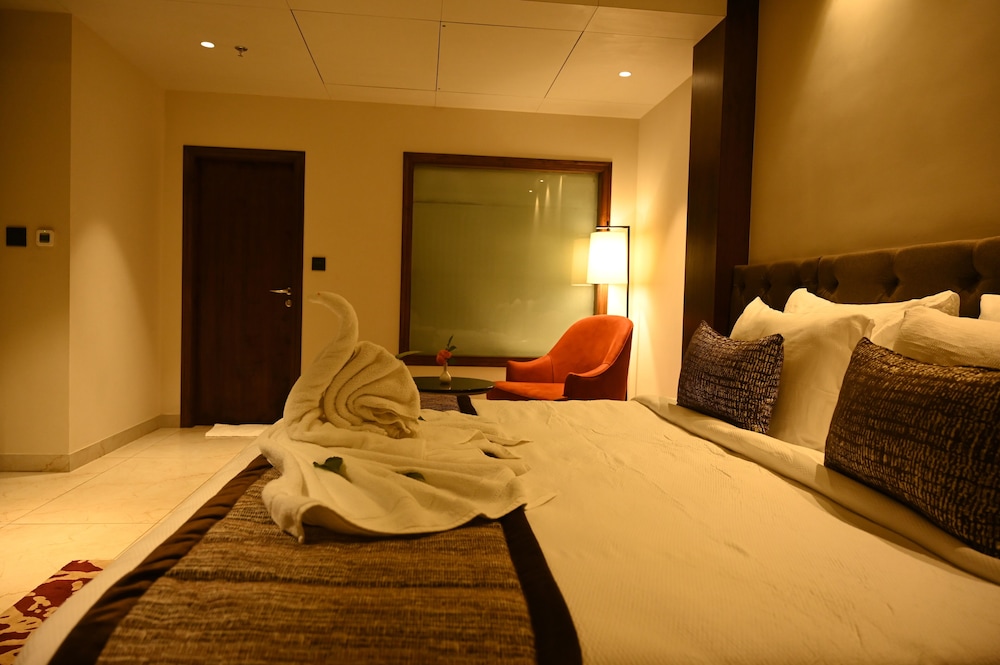 Hotel Pahadi 7/25