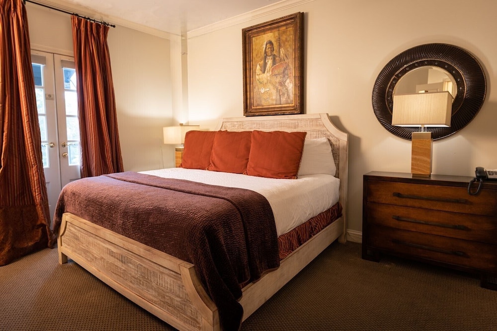 Old Capitol Inn 9/33
