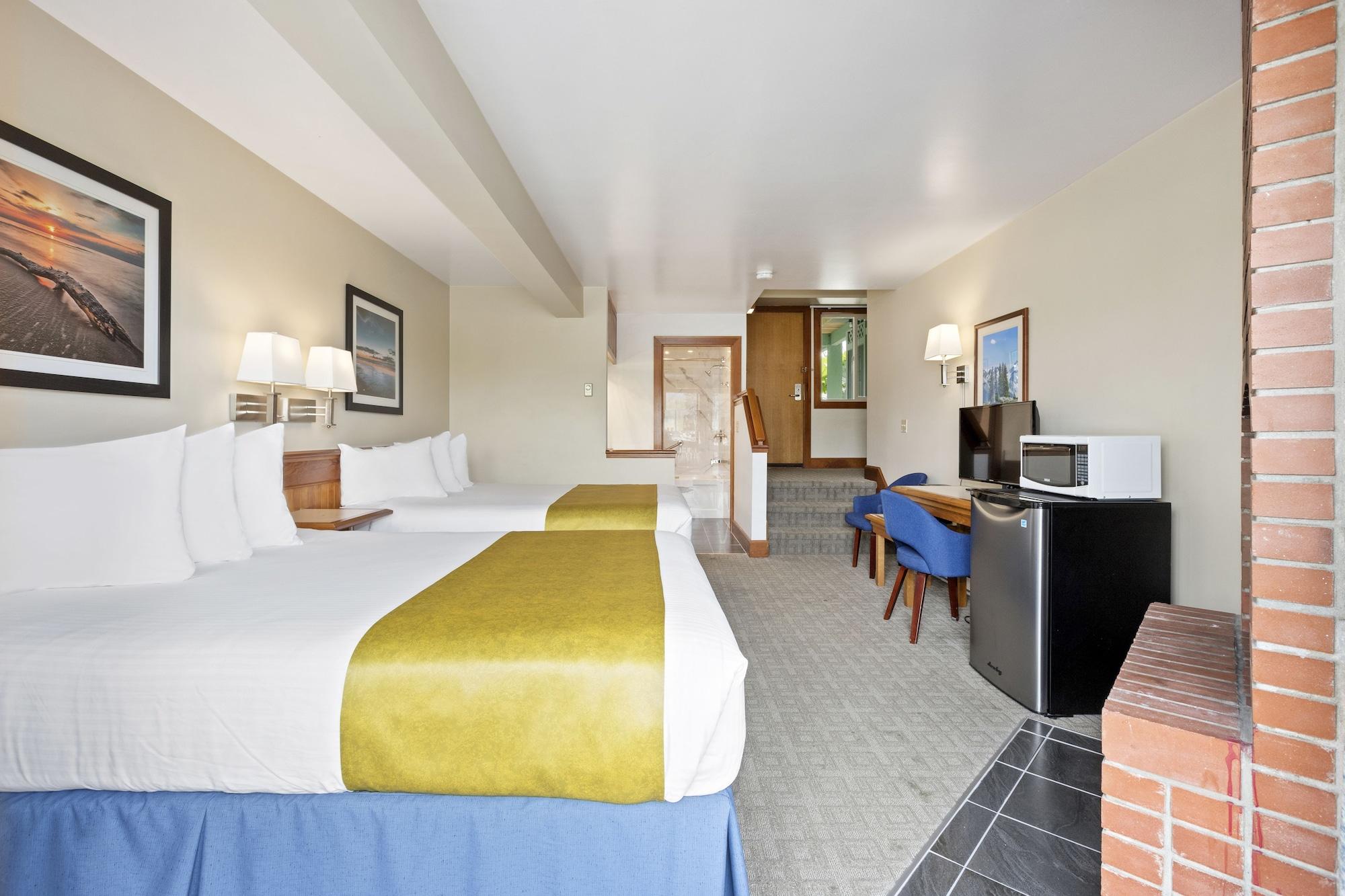 Room, 2 Queen Beds, Water View