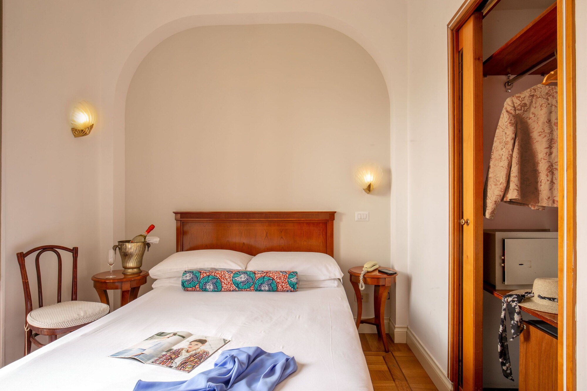 ROOM, FRENCH BED, SMALL