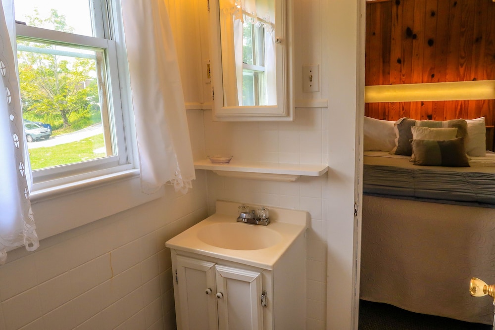 Mountainaire Inn and Log Cabins 46/50