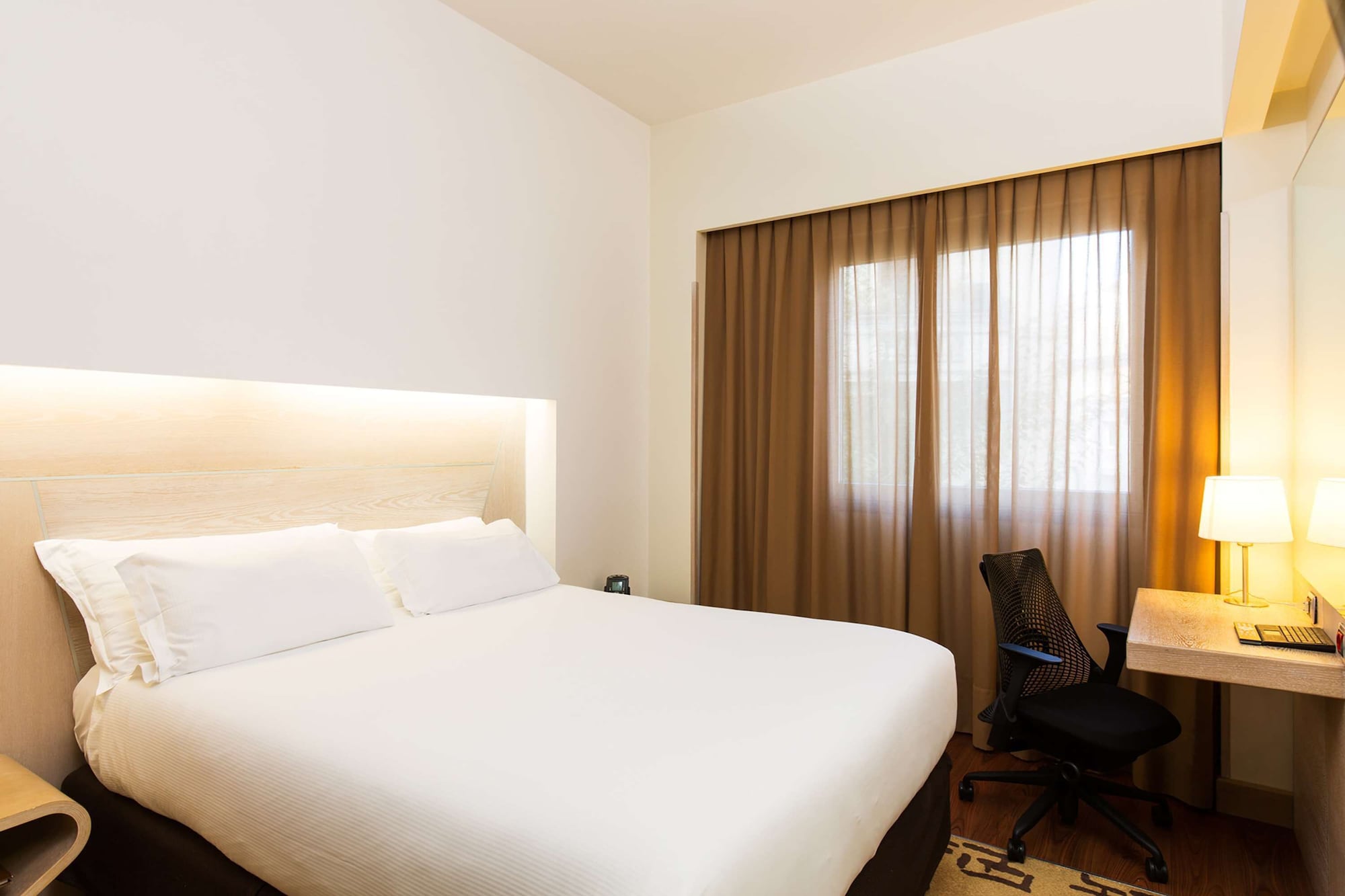 ROOM, QUEEN BED, ACCESSIBLE