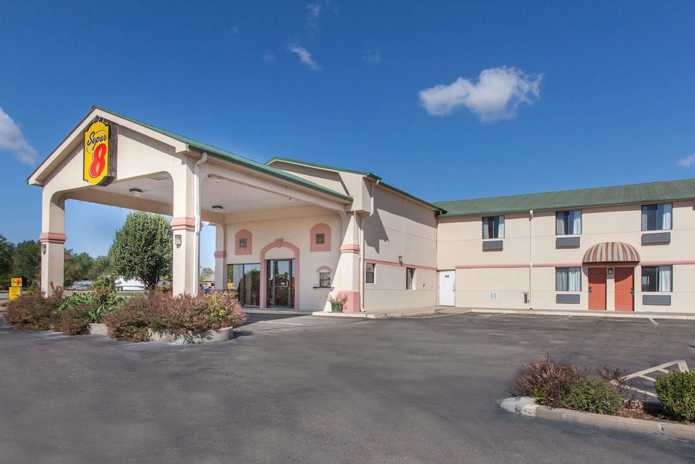Super 8 by Wyndham Sallisaw 3/15