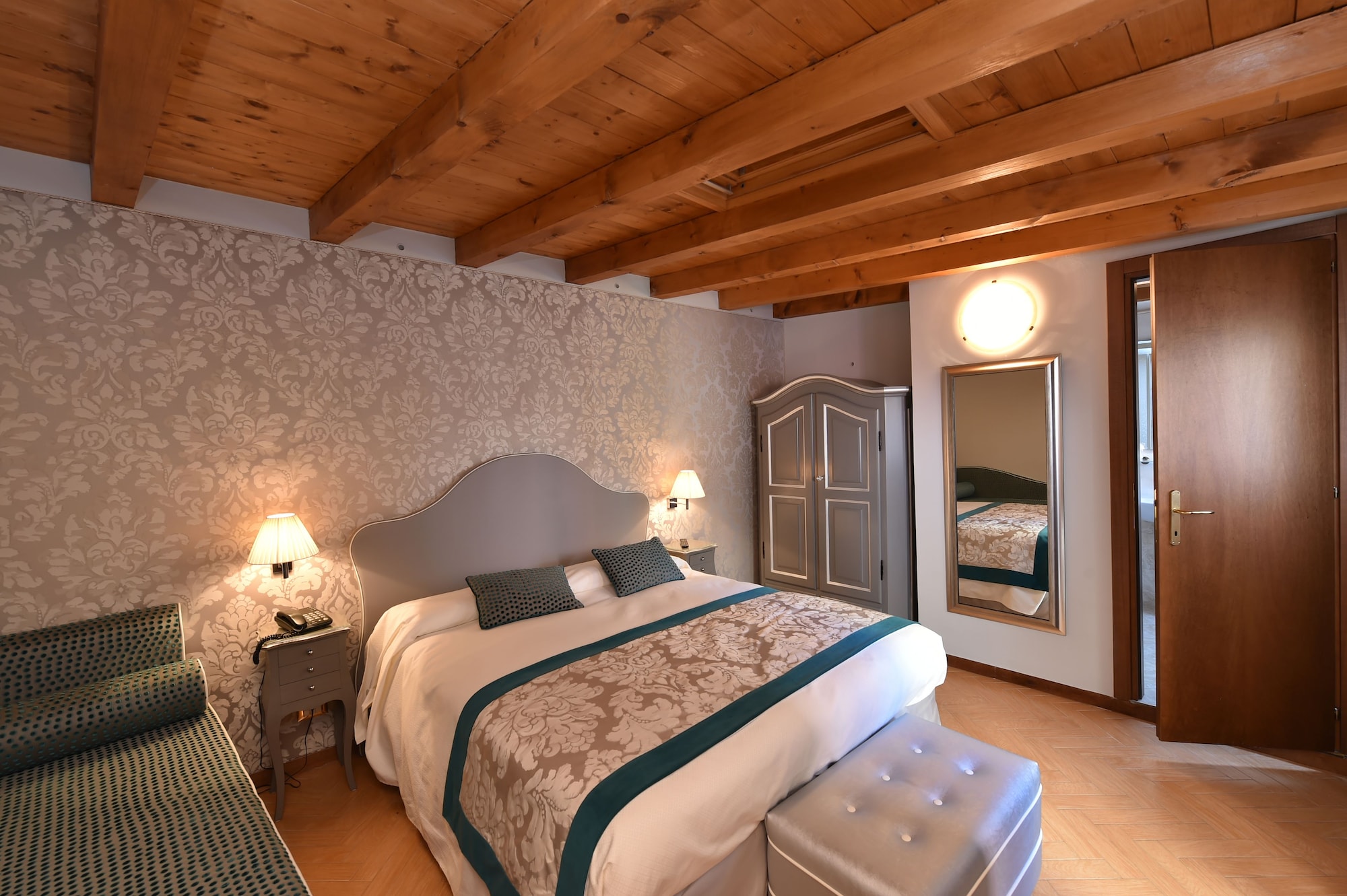 SUPERIOR, DOUBLE OR TWIN BED