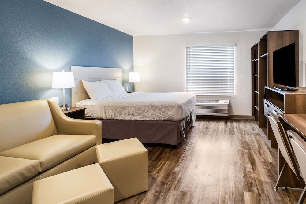 غرفة بسرير كوين مع أريكة بحوض استحمام لذوي الإعاقة، WoodSpring Suites Davenport Quad Cities 3/4