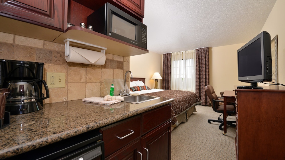 Staybridge Suites West Des Moines 66/76