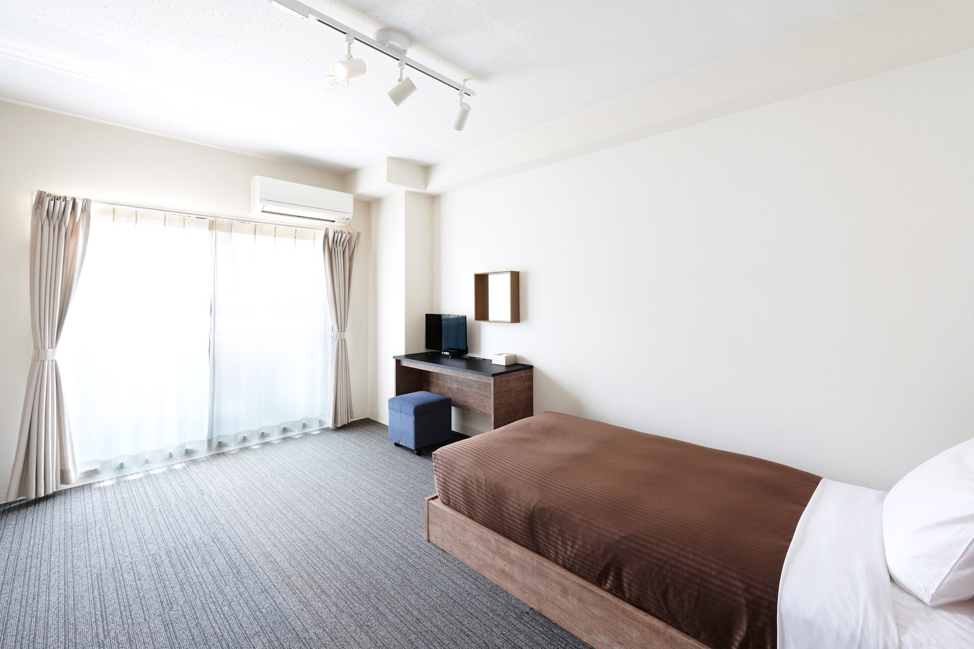 ROOM, SINGLE