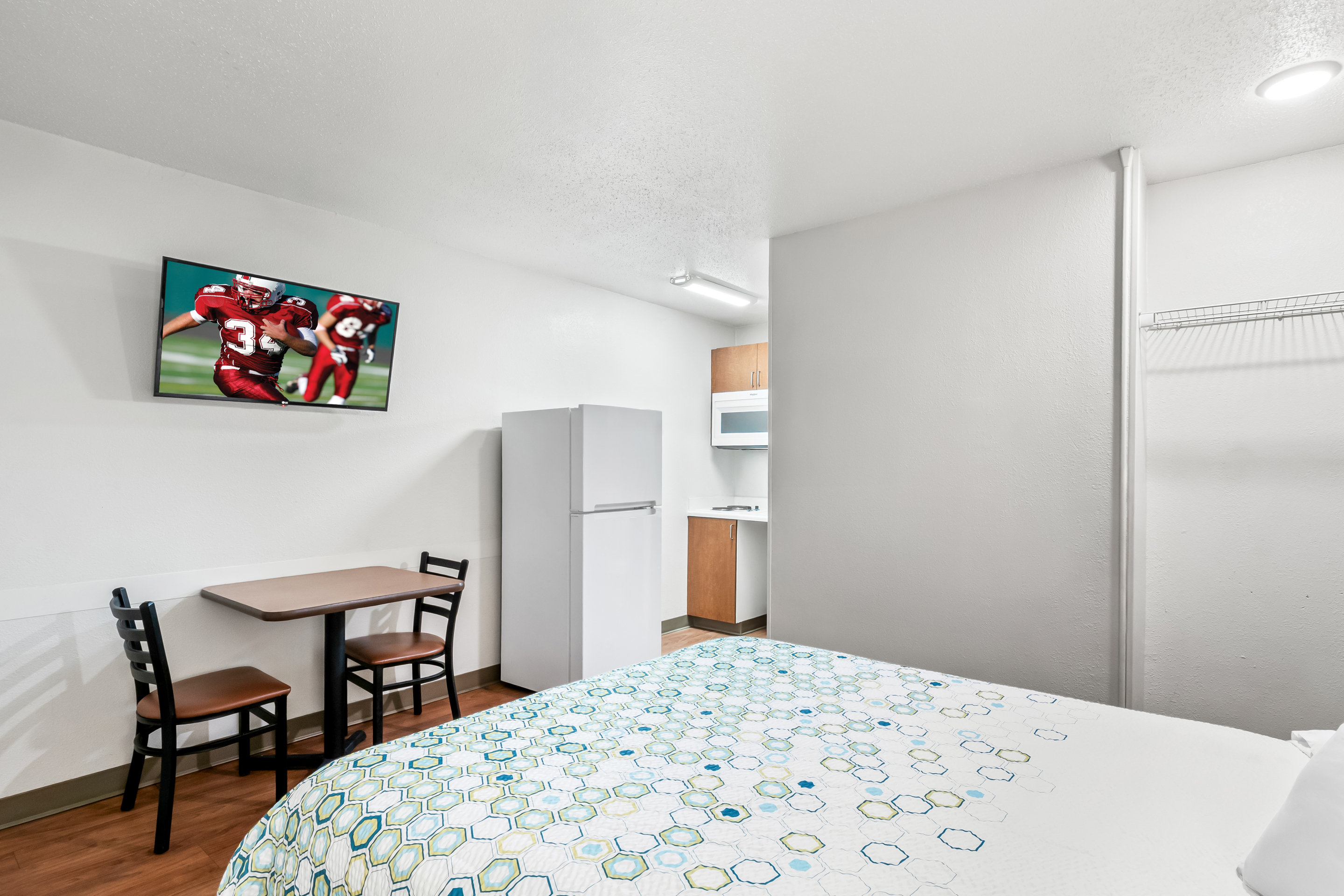 Studio, Queen Bed, Accessible