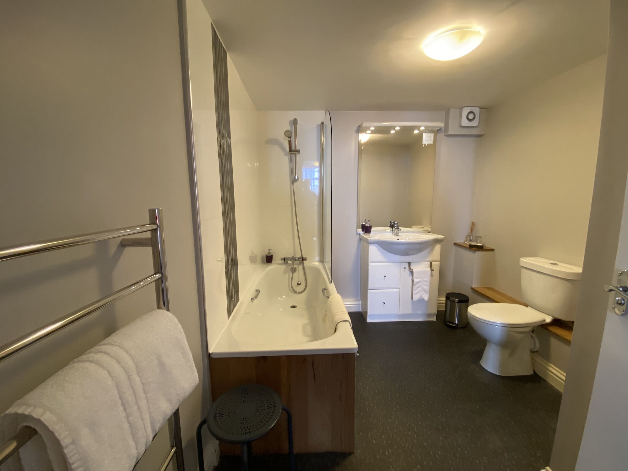 غرفة تنفيذية بسريرين منفصلين وسرير كينج وسرير فردي، Spilman Hotel 9/10