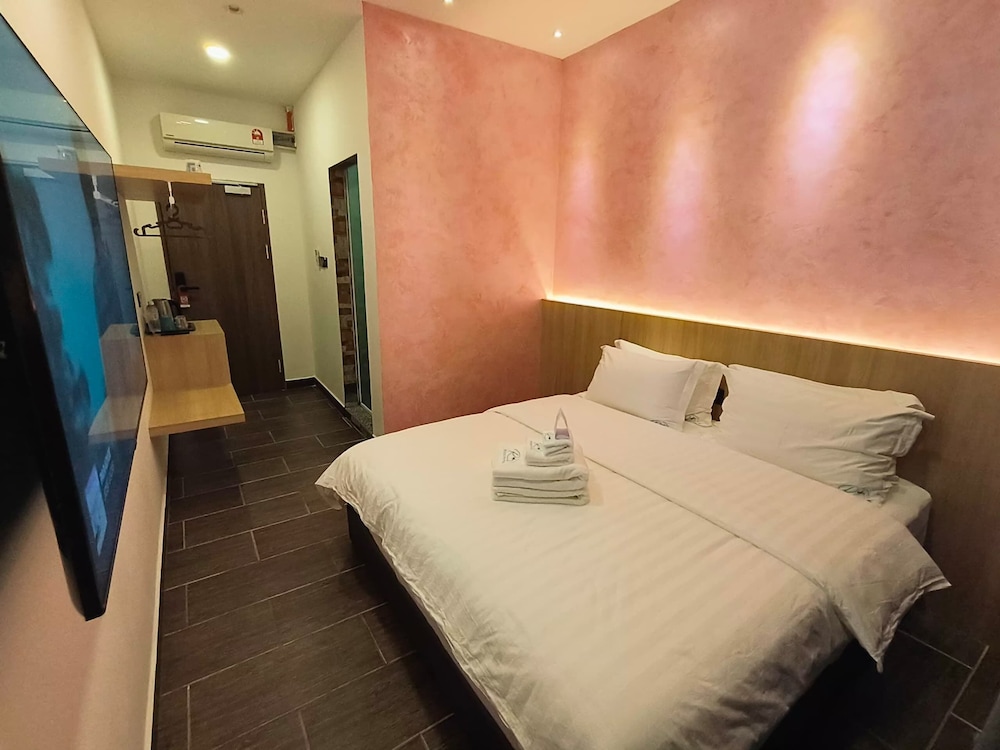 OYO 90082 Red’s Hotel 15/25
