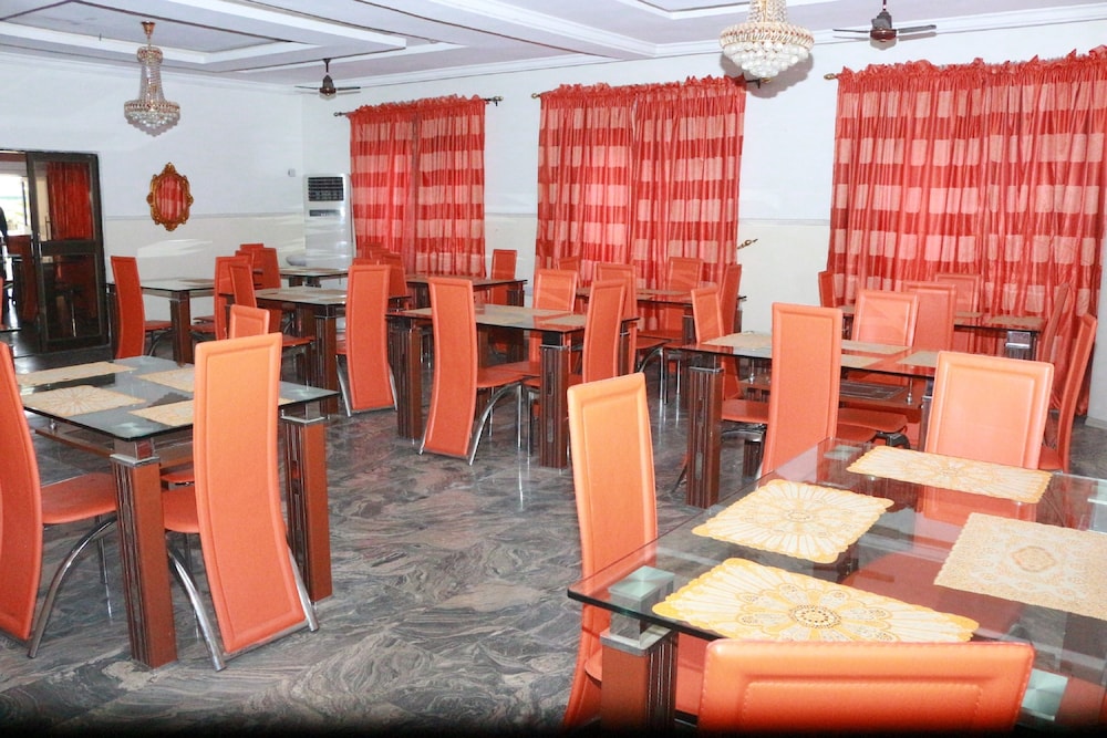 L & L Executive Hotels And Suites 15/19
