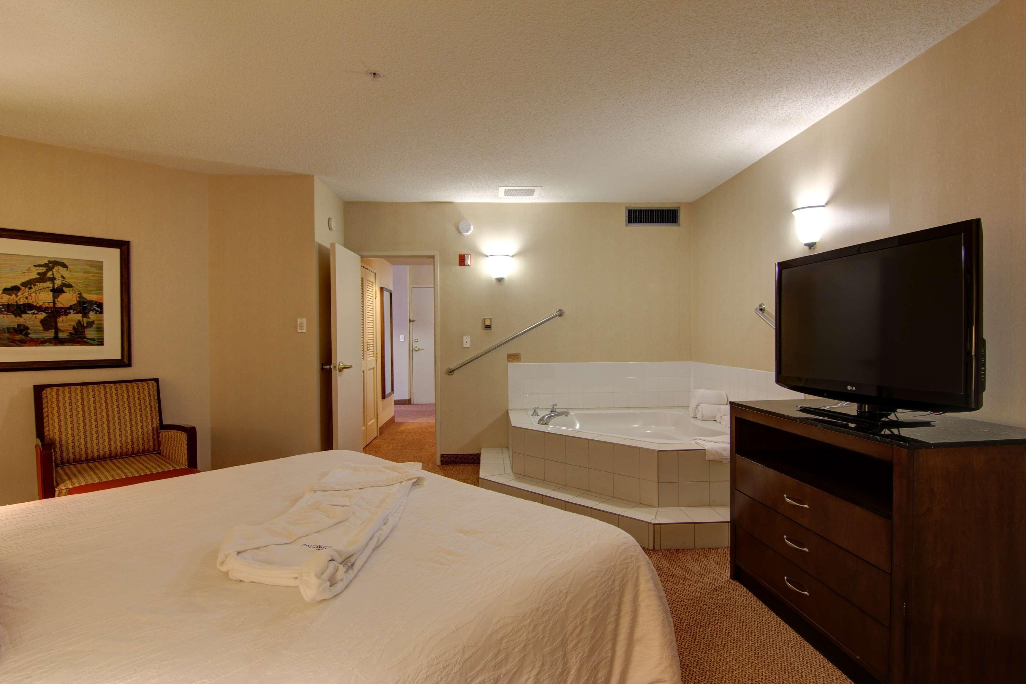 1 BEDROOM, SUITE, KING BED, SOFA