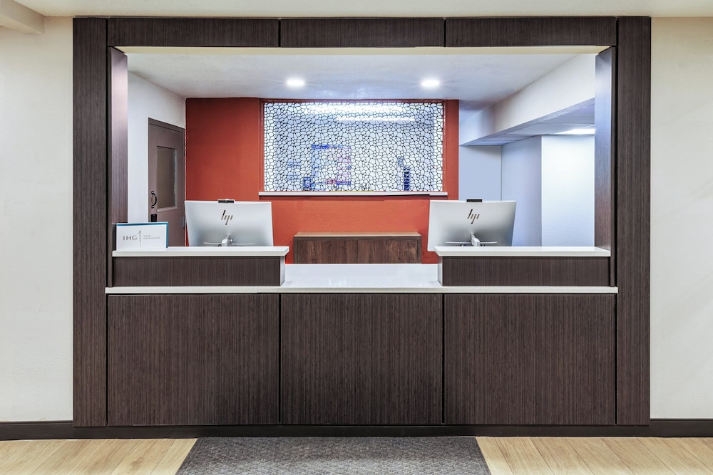 Candlewood Suites Topeka 8/49