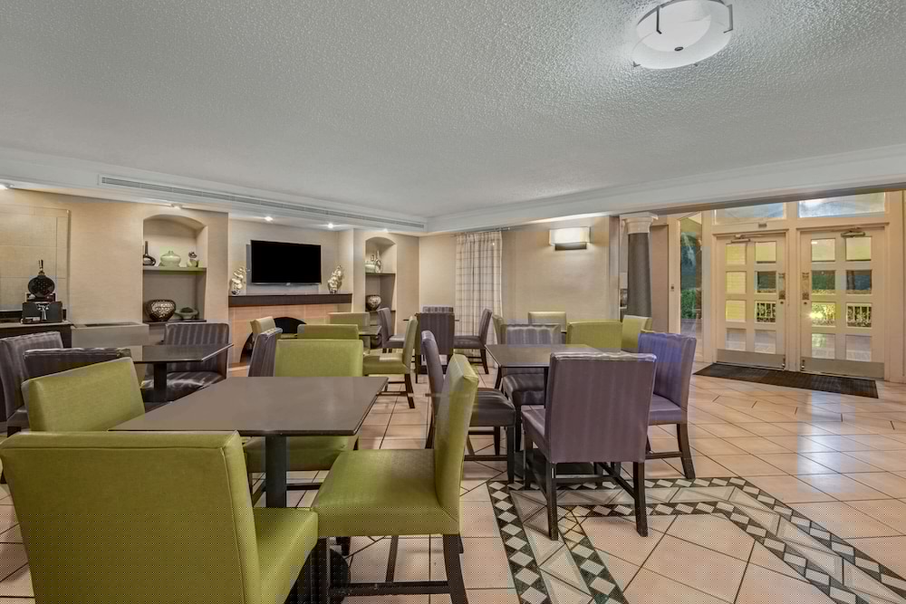 La Quinta Inn by Wyndham San Antonio I-35 N at Toepperwein 24/32