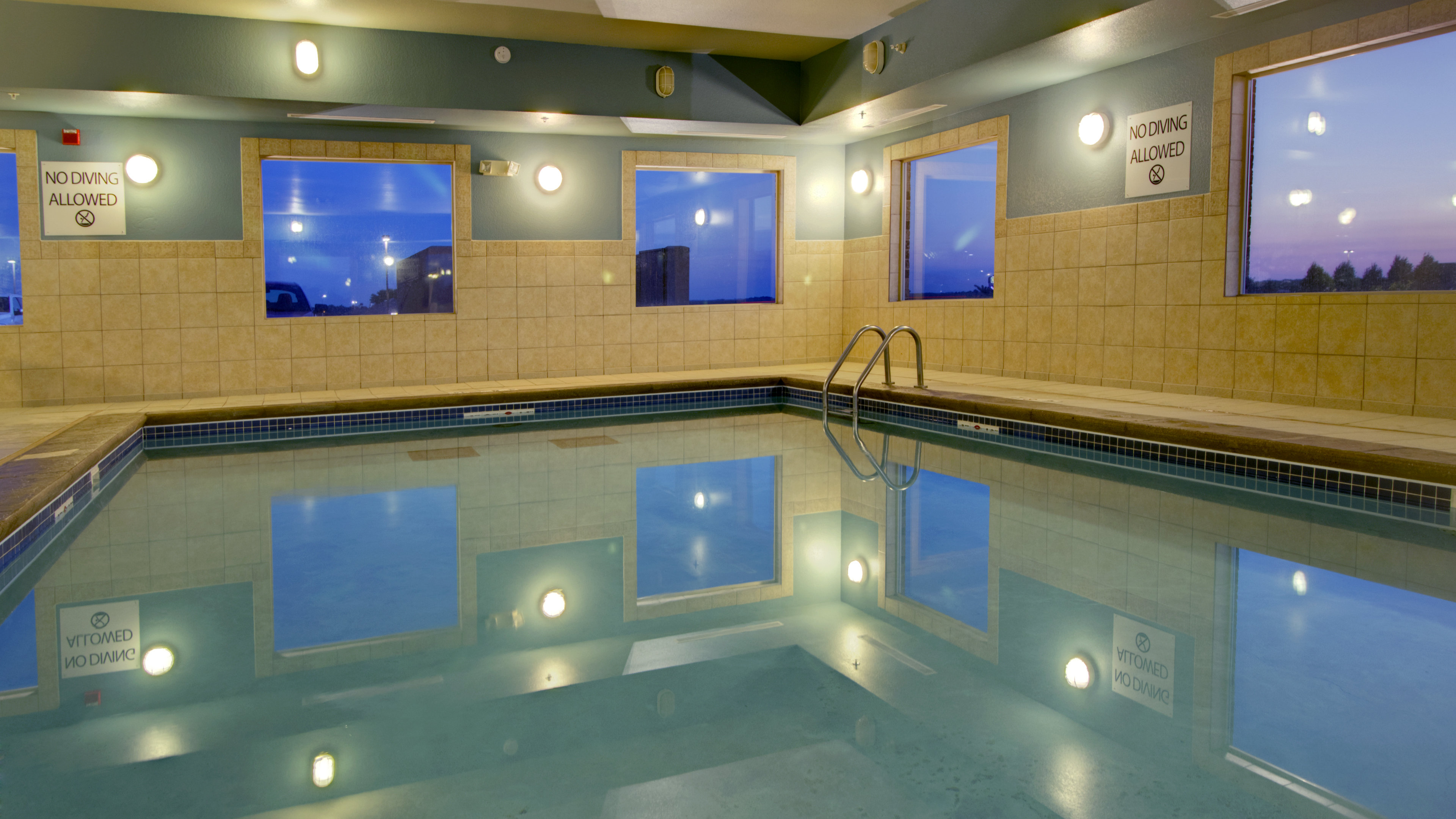 Holiday Inn Express Suites Sioux Center 38/68