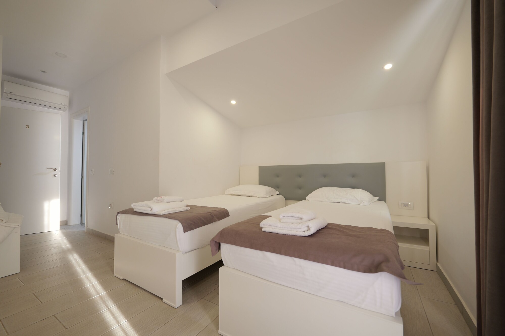 DELUXE, DOUBLE OR TWIN BED, SEA VIEW
