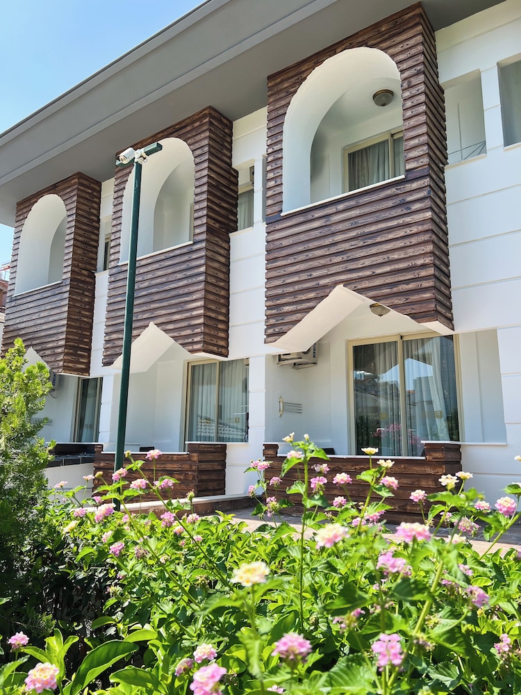 Fame Beach Hotel 8/40