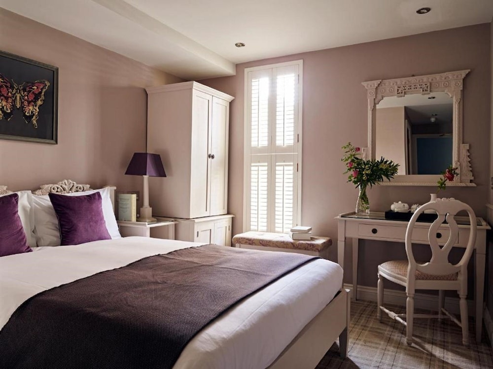 ROOM, DOUBLE BED, SMALL