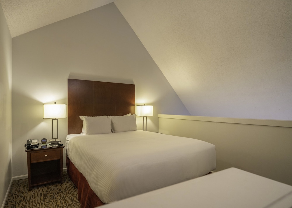 LOFT, QUEEN BED, MOUNTAIN SIDE, SOFA
