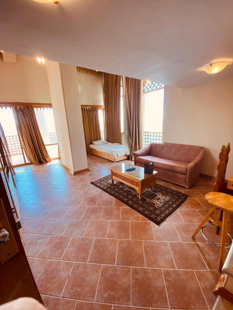 Kuwait Palace Hotel Apartment 43/66