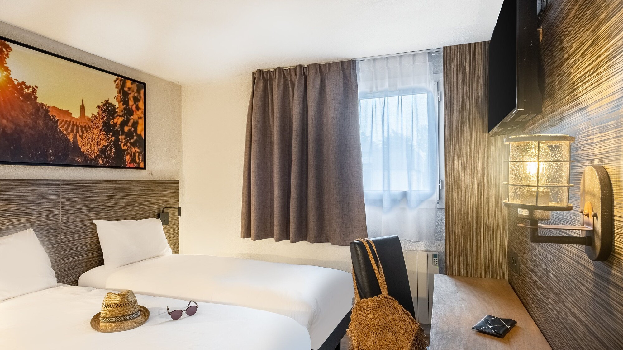 ROOM, TWIN BEDS
