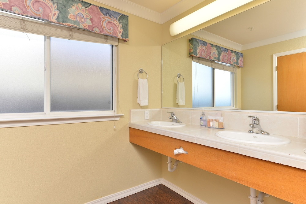 Cayucos Beach Inn 28/64