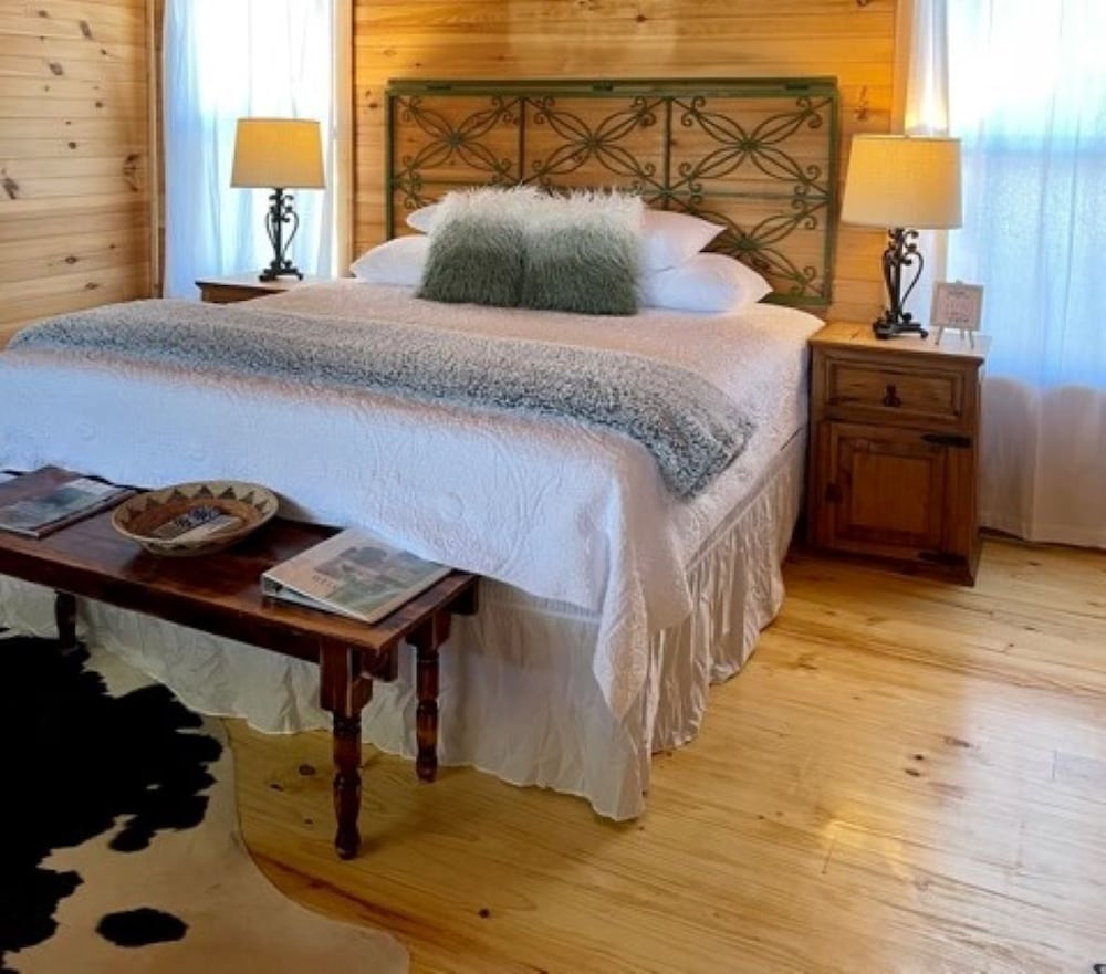 Luxury, Cabin, King Bed, Hill View, Hot Tub، City on a Hill at Spring Creek 2/7