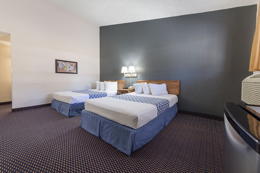 Parkview Inn and Conference Center (ex Econo Lodge) 16/50