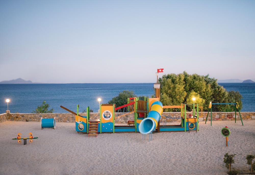 Grand Blue Beach Hotel 84/94
