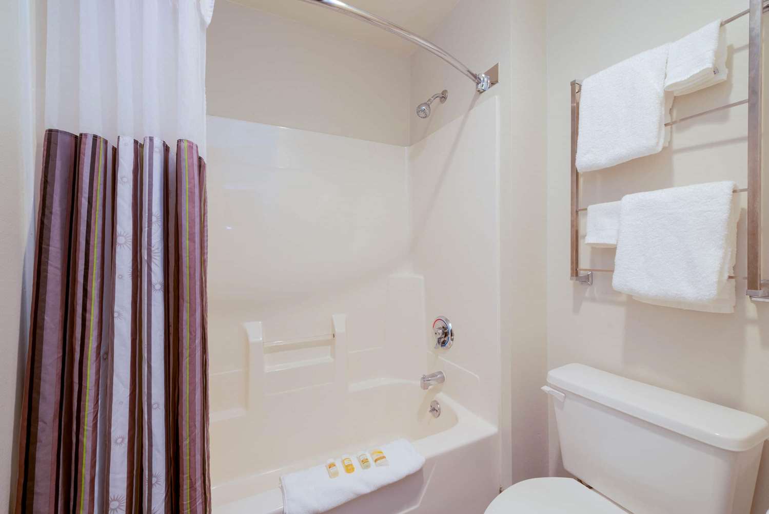 La Quinta Inn & Suites by Wyndham Cleveland Macedonia 44/47