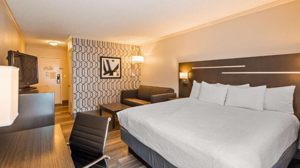 Suite, King Bed, Best Western Plus Morristown Conference Center 2/4