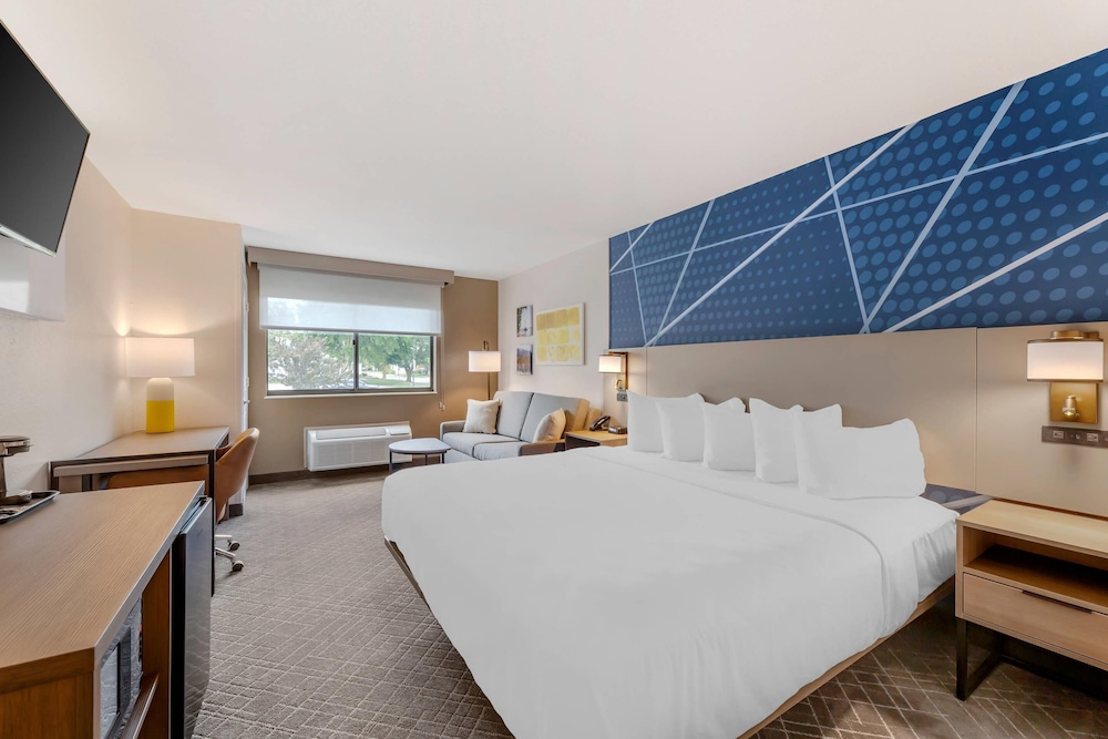 غرفة قياسية بسرير كينج بإطلالة على النهر مع أريكة، Comfort Inn River's Edge 4/10
