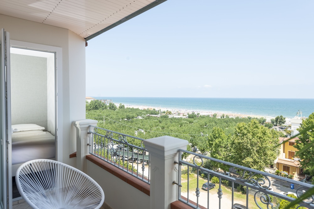 Atlantic Riviera Hotel 3/42