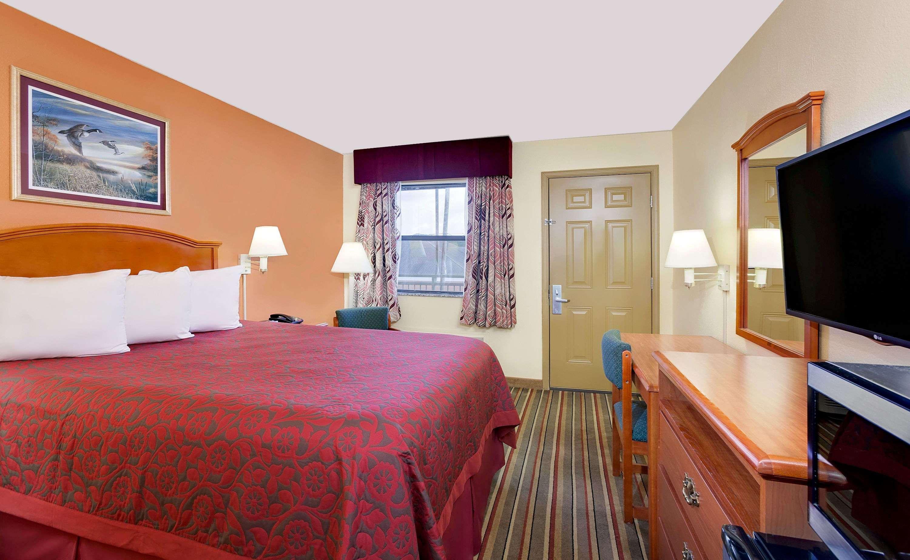 1 Queen Bed - Non-Smoking, Micfridge