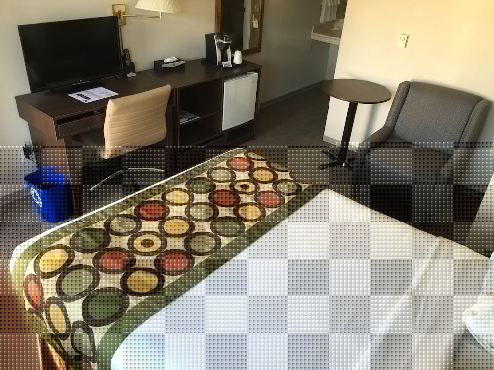 Super 8 by Wyndham Kelowna BC 17/38