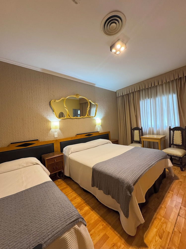 ROOM, QUADRUPLE